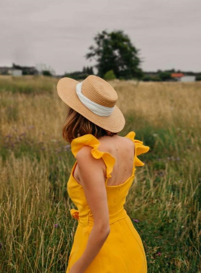 Żółta sukienka z rozcięciem na nogę Sunny Smile