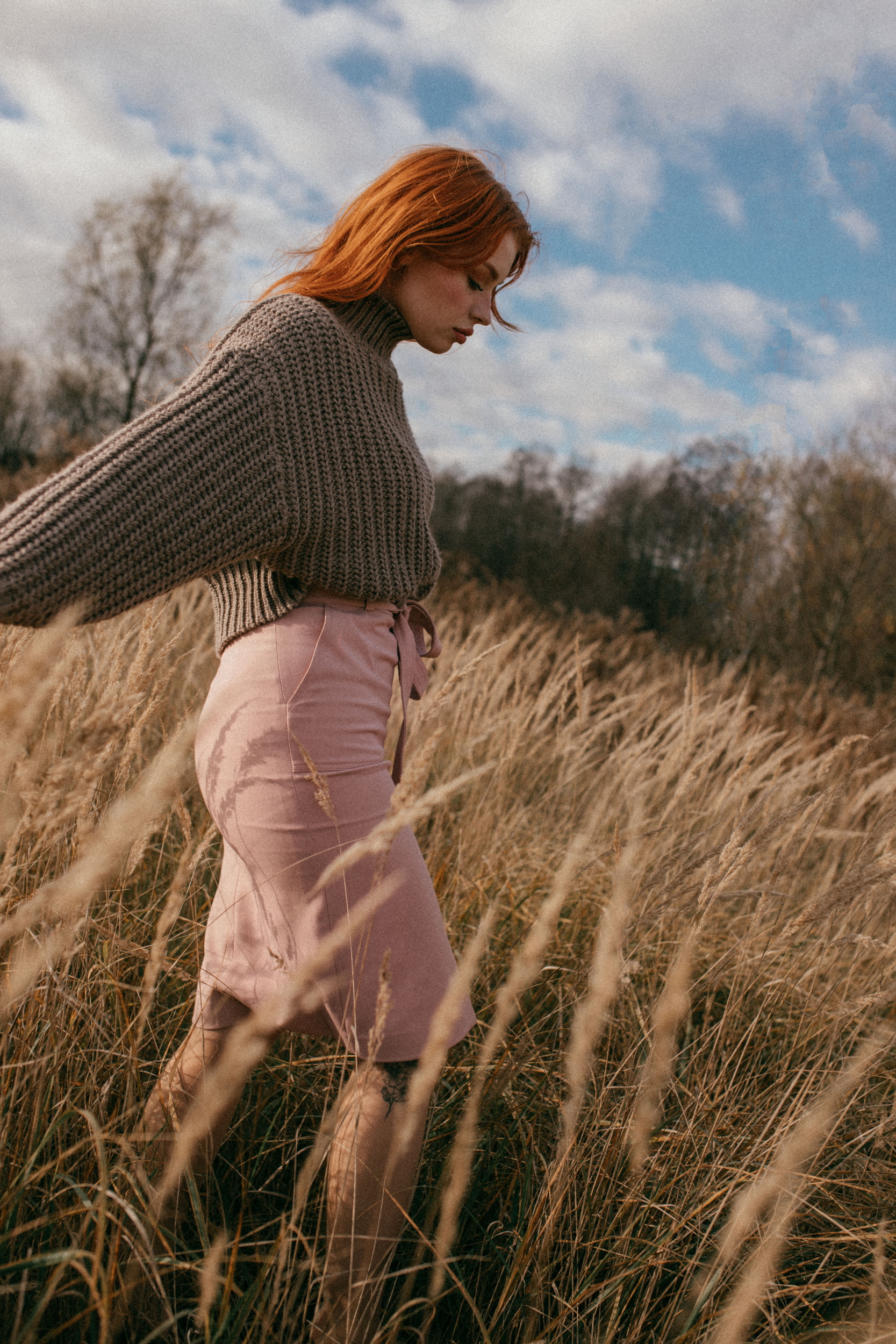 Ołówkowa spódnica z rozcięciem pudrowy róż Cuks