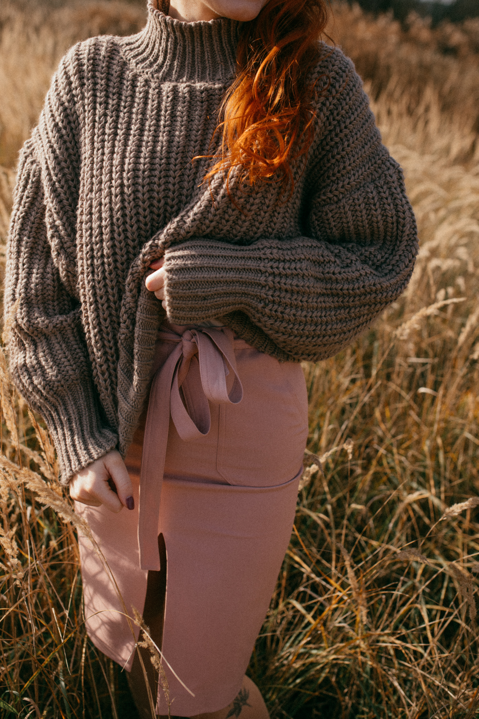 Ołówkowa spódnica z rozcięciem pudrowy róż Cuks