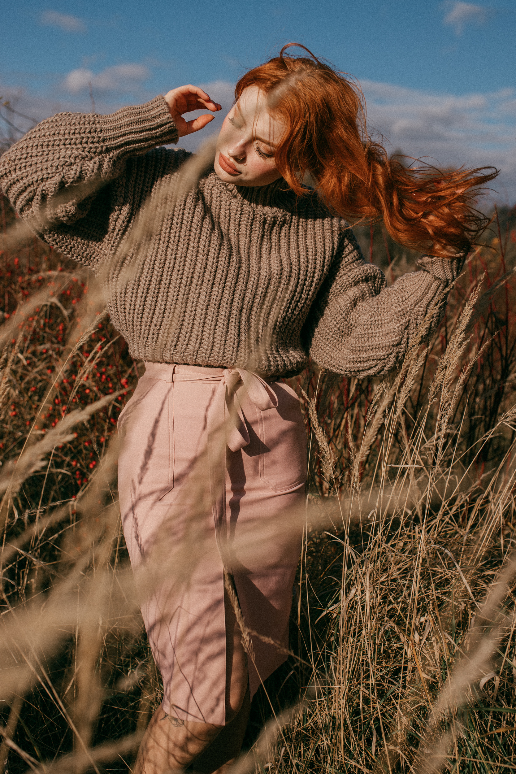 Ołówkowa spódnica z rozcięciem pudrowy róż Cuks