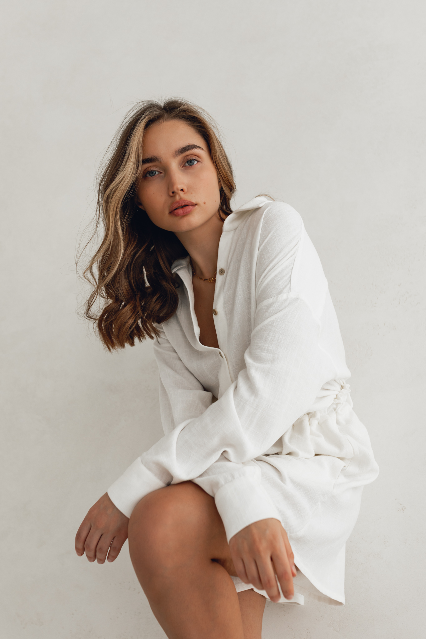 Biała koszula damska lniana Sand Shell z dużą ilością naturalnych nitek