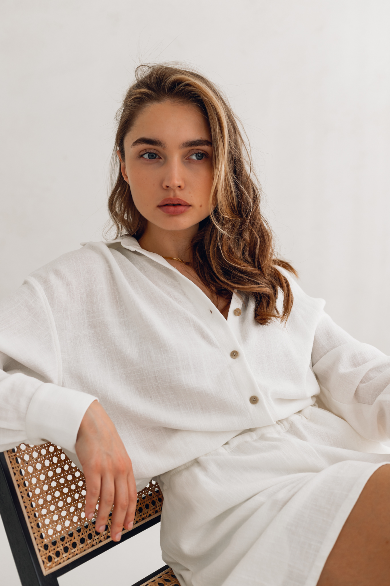 Biała koszula damska lniana Sand Shell z dużą ilością naturalnych nitek