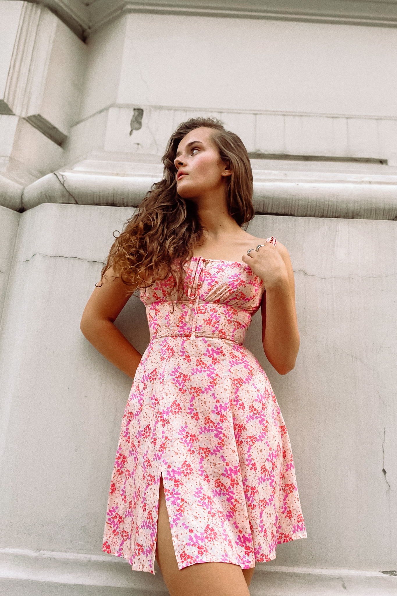 Mini sukienka w kwiatki na ramiączkach Brigitte