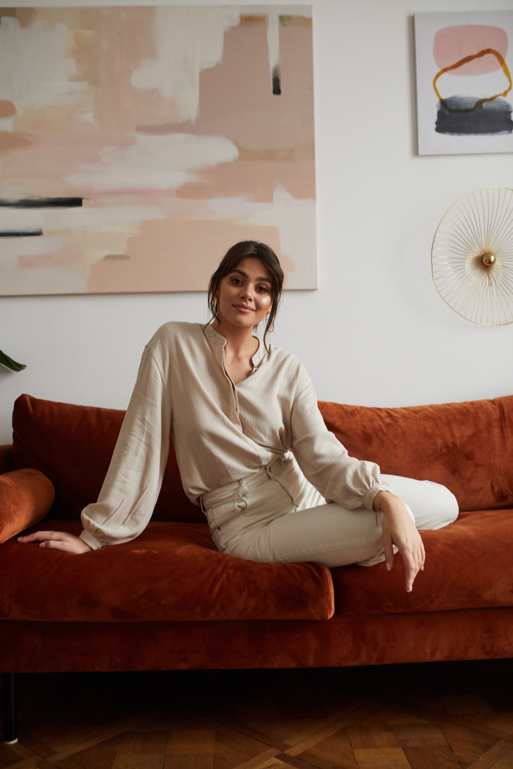 Koszula Sophia mokka ze stójką i bufiastymi rękawami