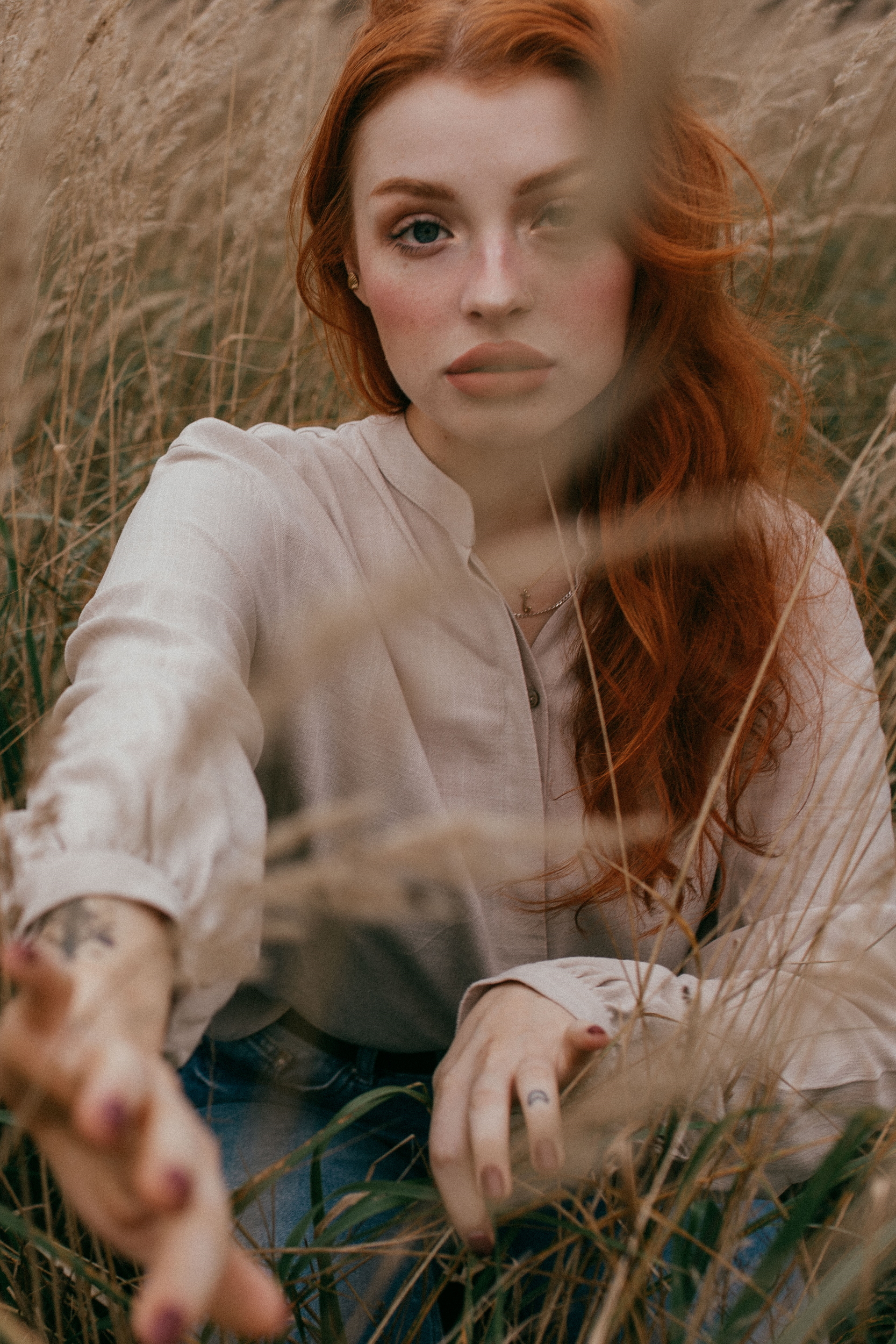 Koszula Sophia mokka ze stójką i bufiastymi rękawami