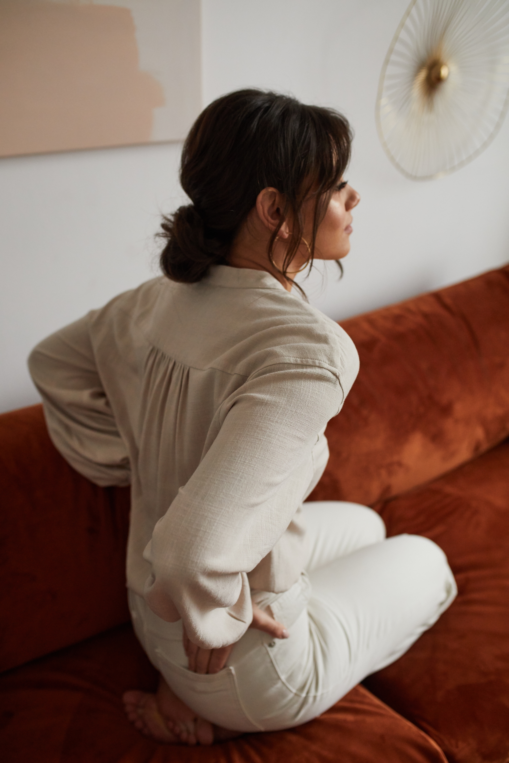 Koszula Sophia mokka ze stójką i bufiastymi rękawami