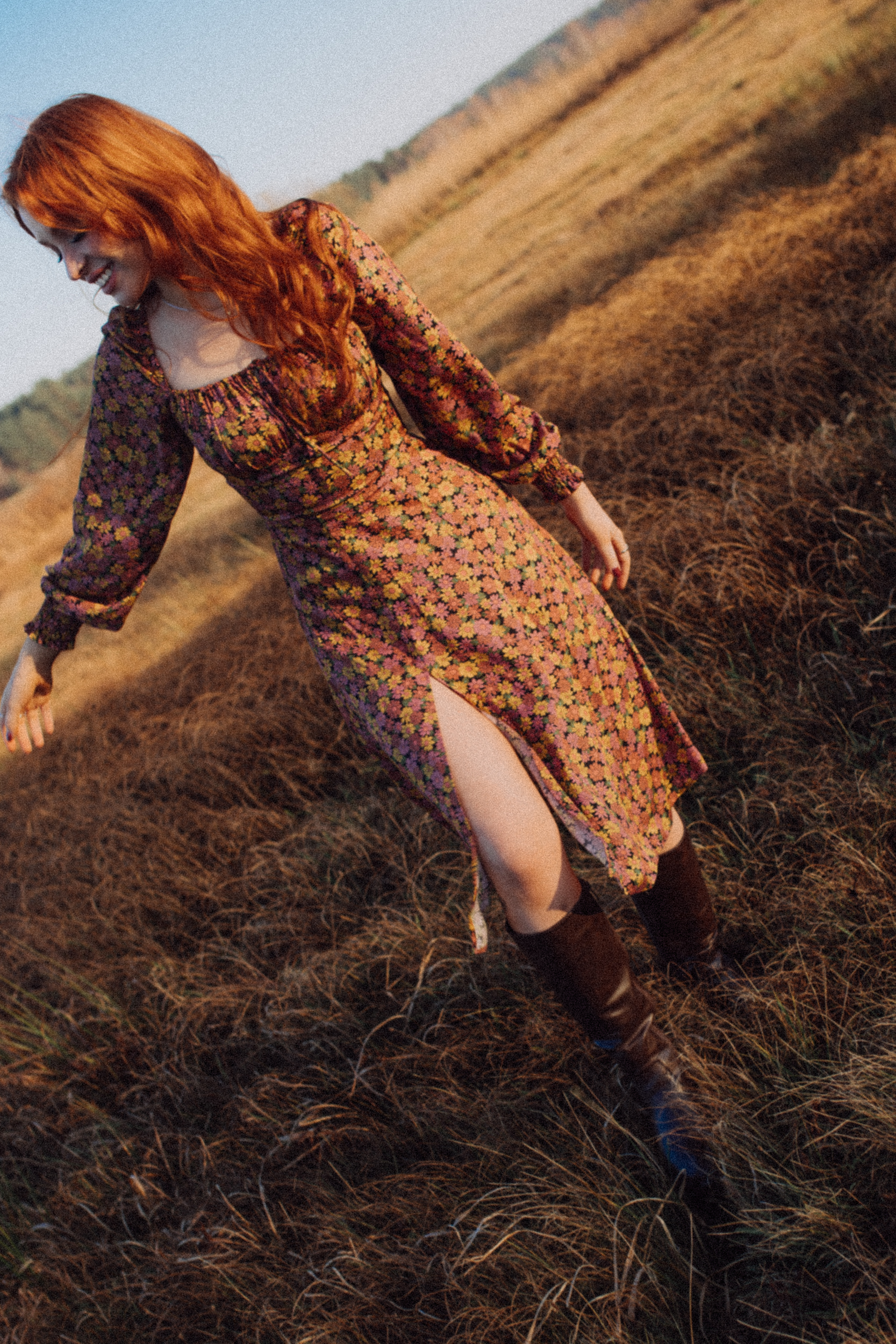 Jesienna Midi sukienka w różowe kwiatki Alison