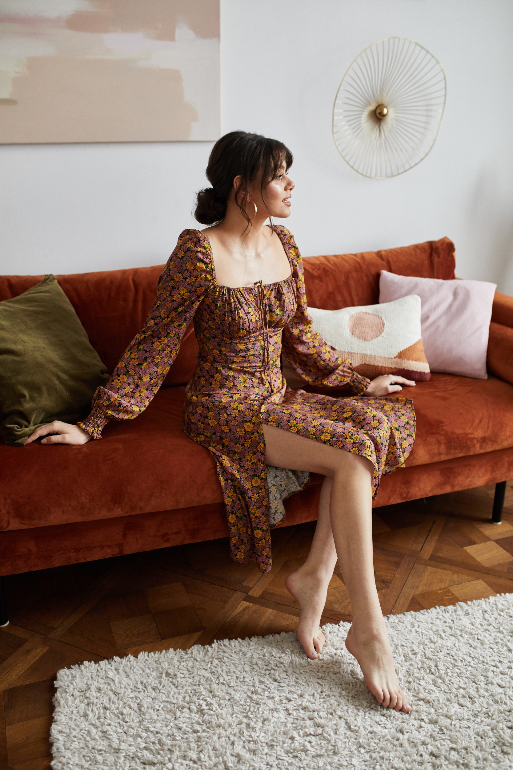 Jesienna Midi sukienka w różowe kwiatki Alison