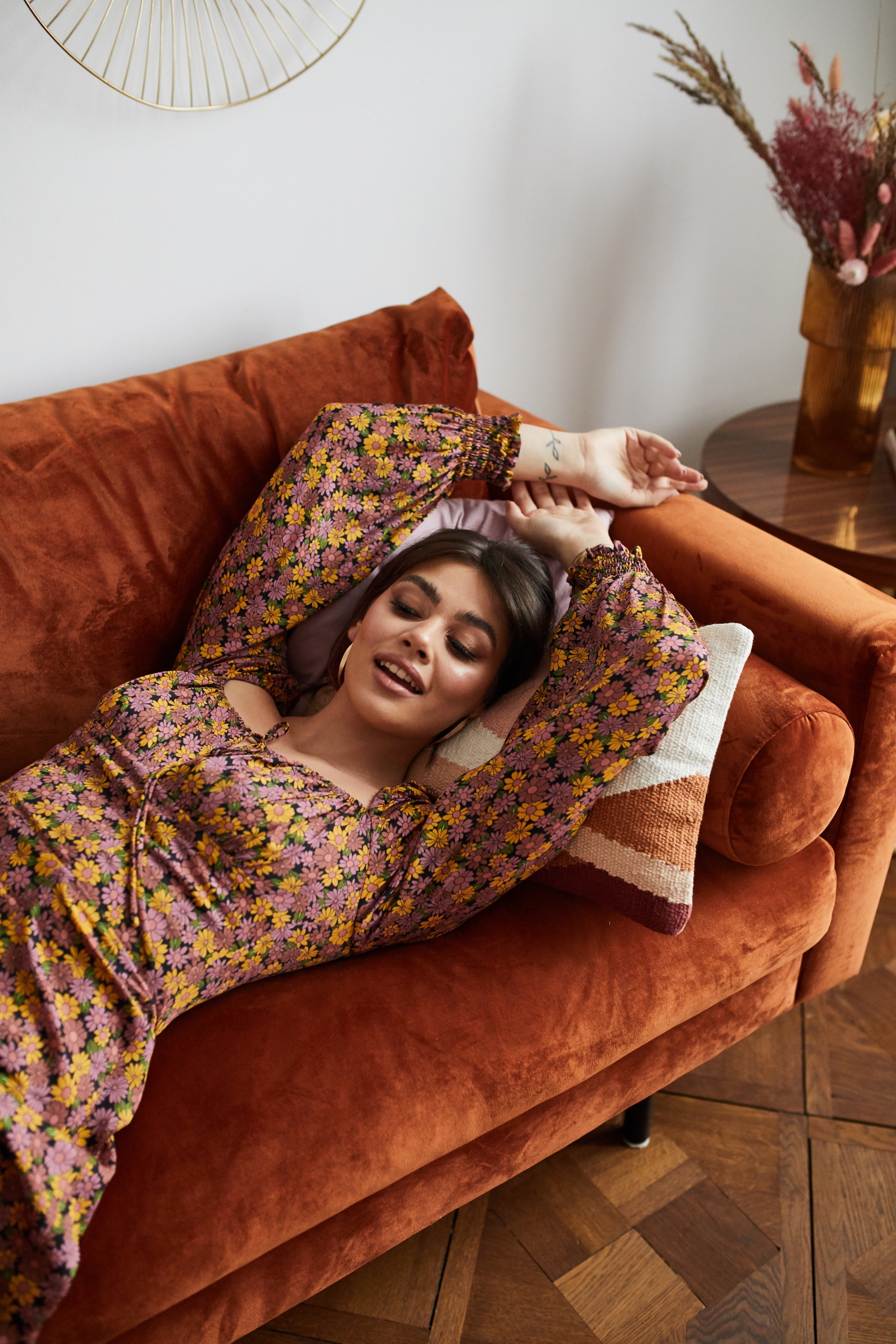 Jesienna Midi sukienka w różowe kwiatki Alison