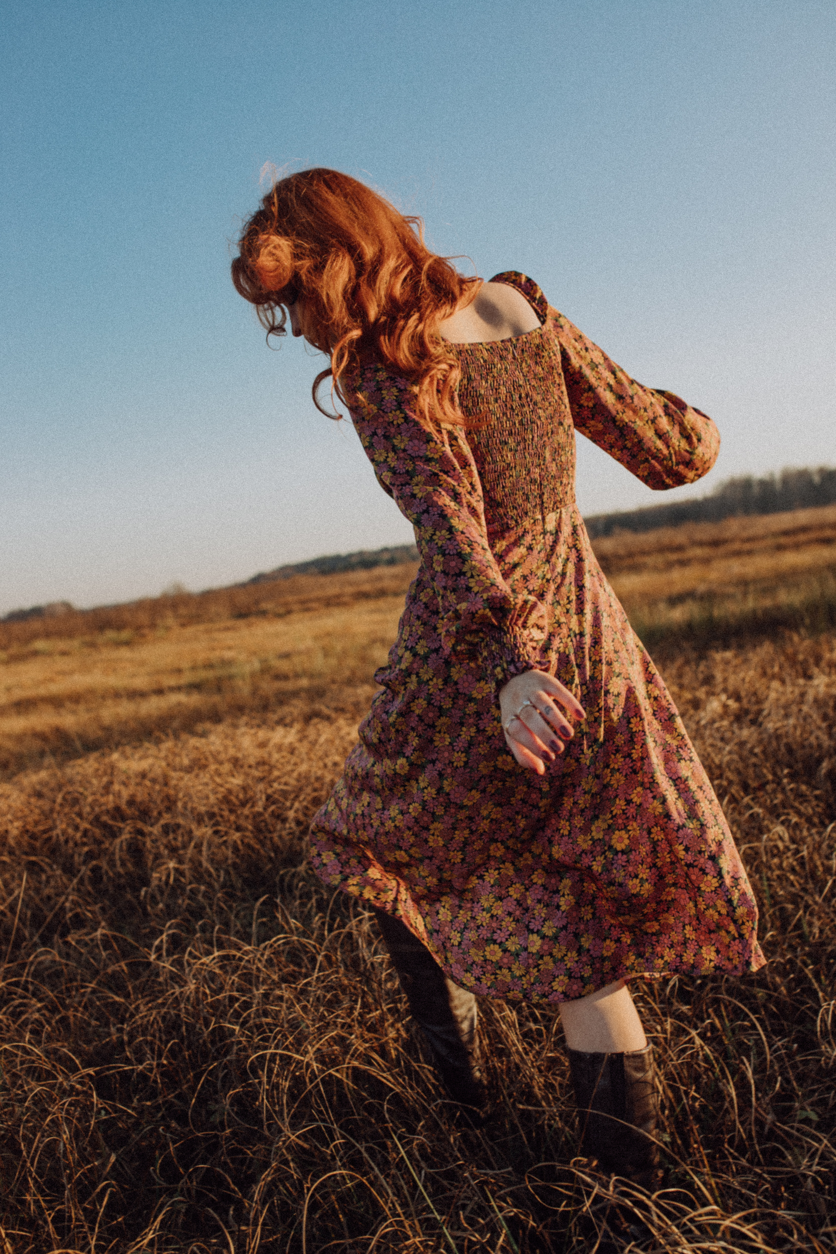 Jesienna Midi sukienka w różowe kwiatki Alison