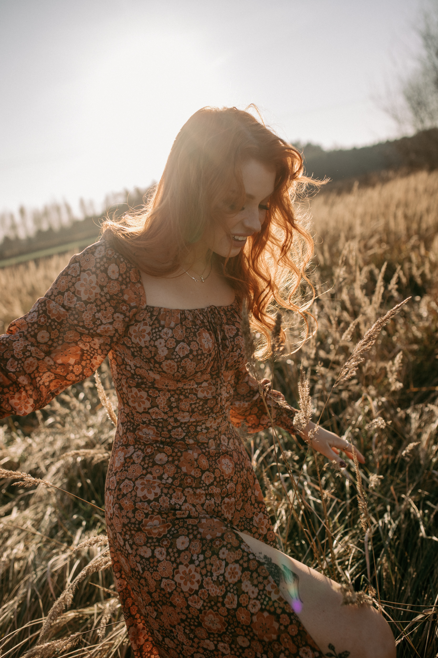 Jesienna Midi sukienka Alison Brown w brązowe kwiatki