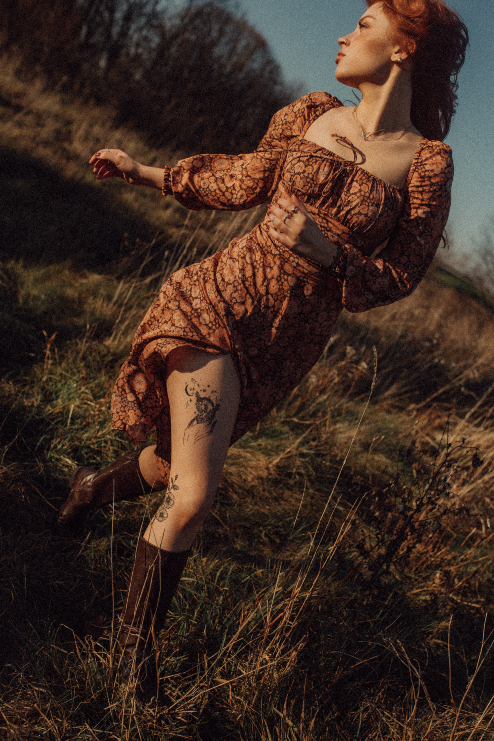 Jesienna Midi sukienka Alison Brown w brązowe kwiatki