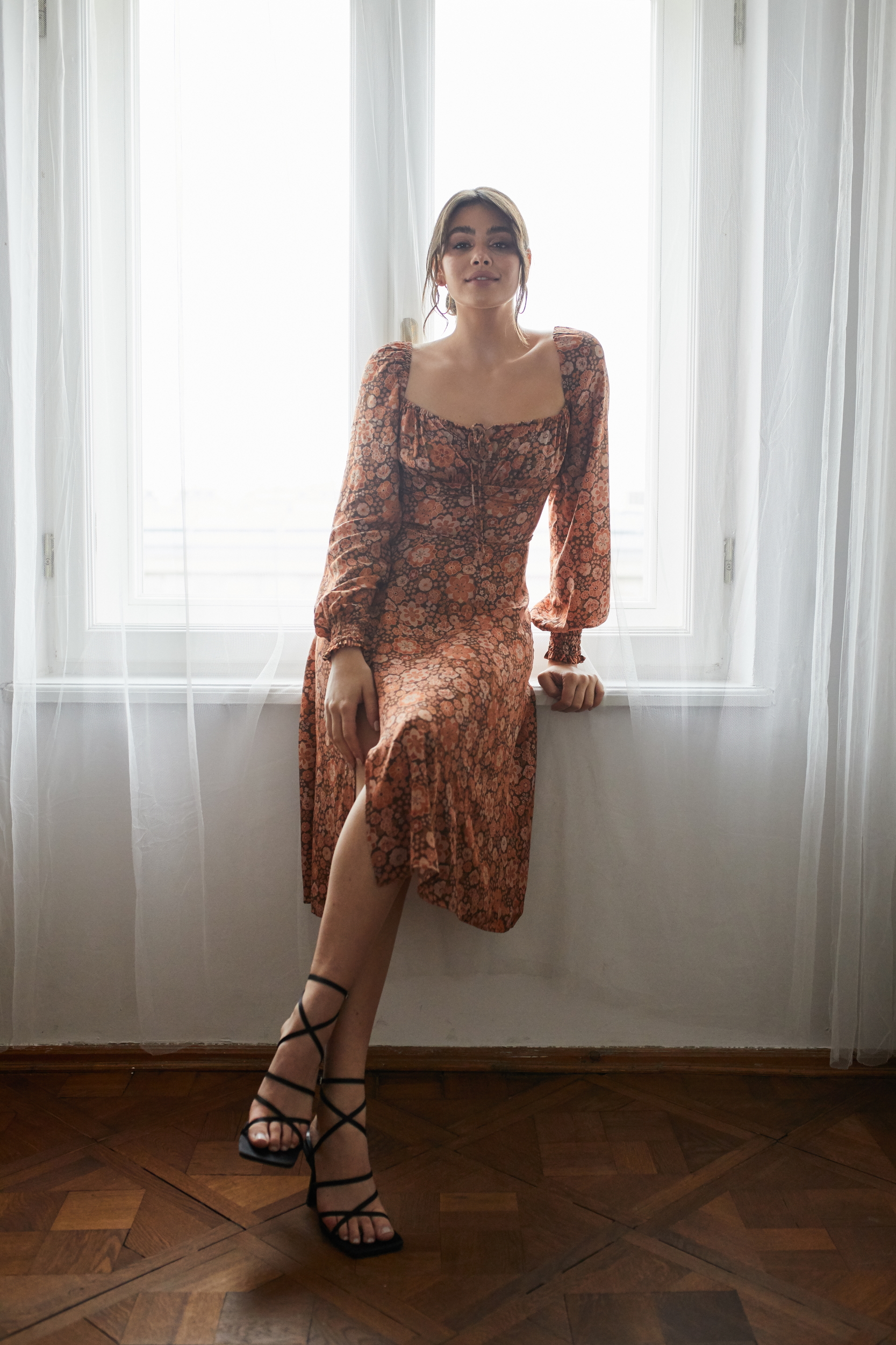 Jesienna Midi sukienka Alison Brown w brązowe kwiatki