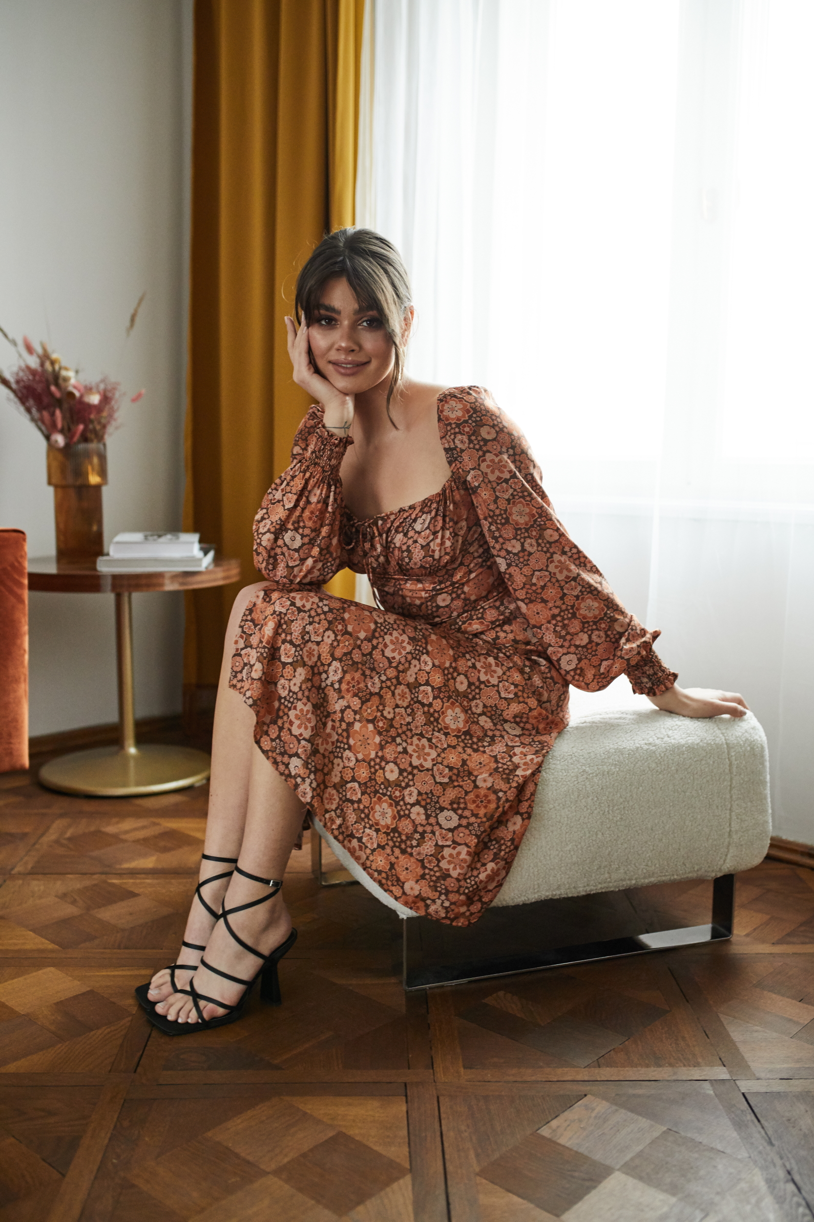 Jesienna Midi sukienka Alison Brown w brązowe kwiatki