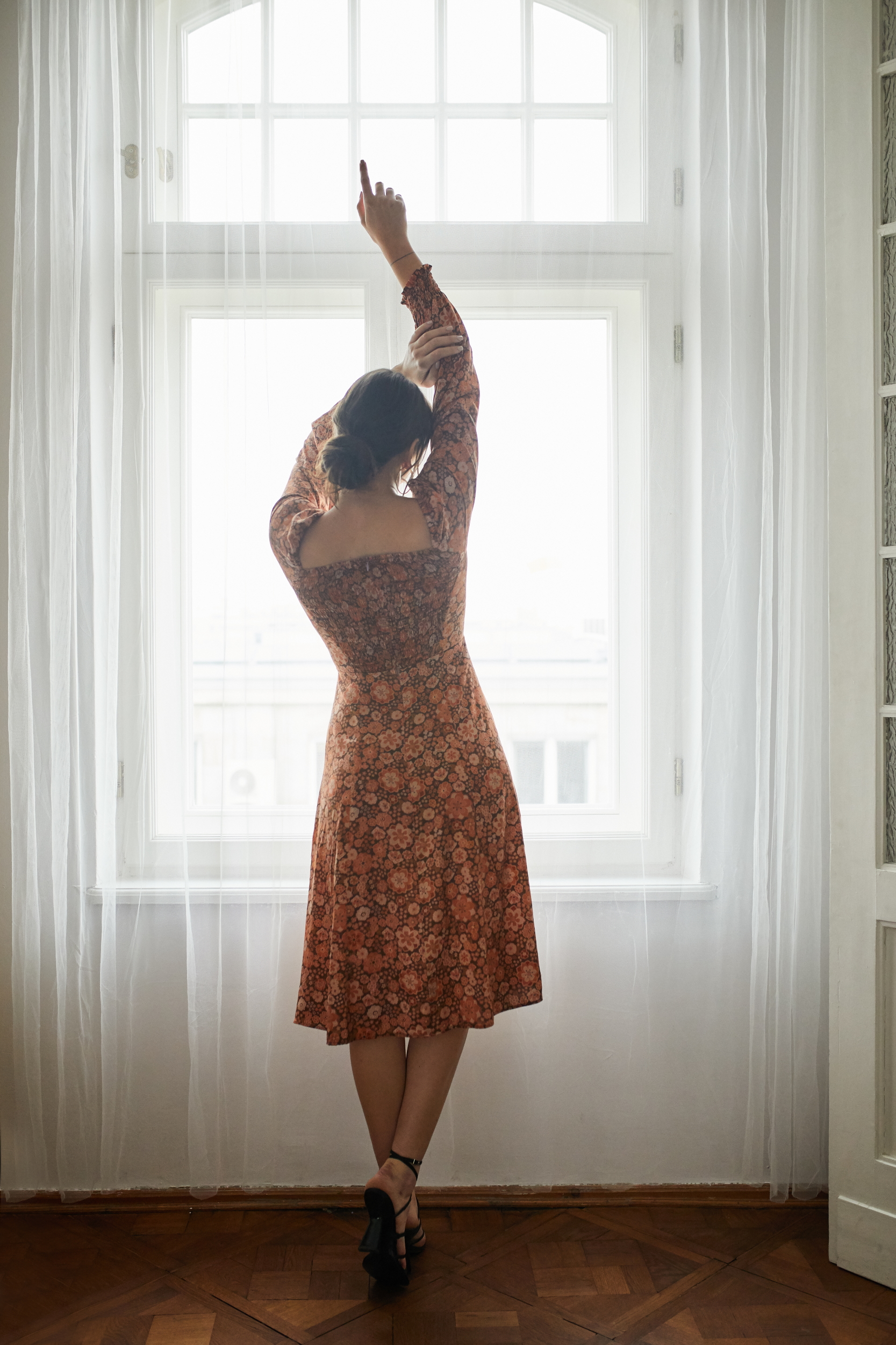 Jesienna Midi sukienka Alison Brown w brązowe kwiatki