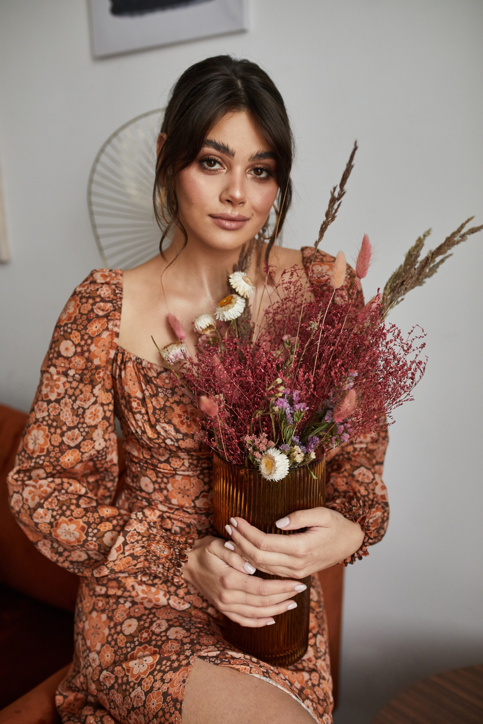 Jesienna Midi sukienka Alison Brown w brązowe kwiatki