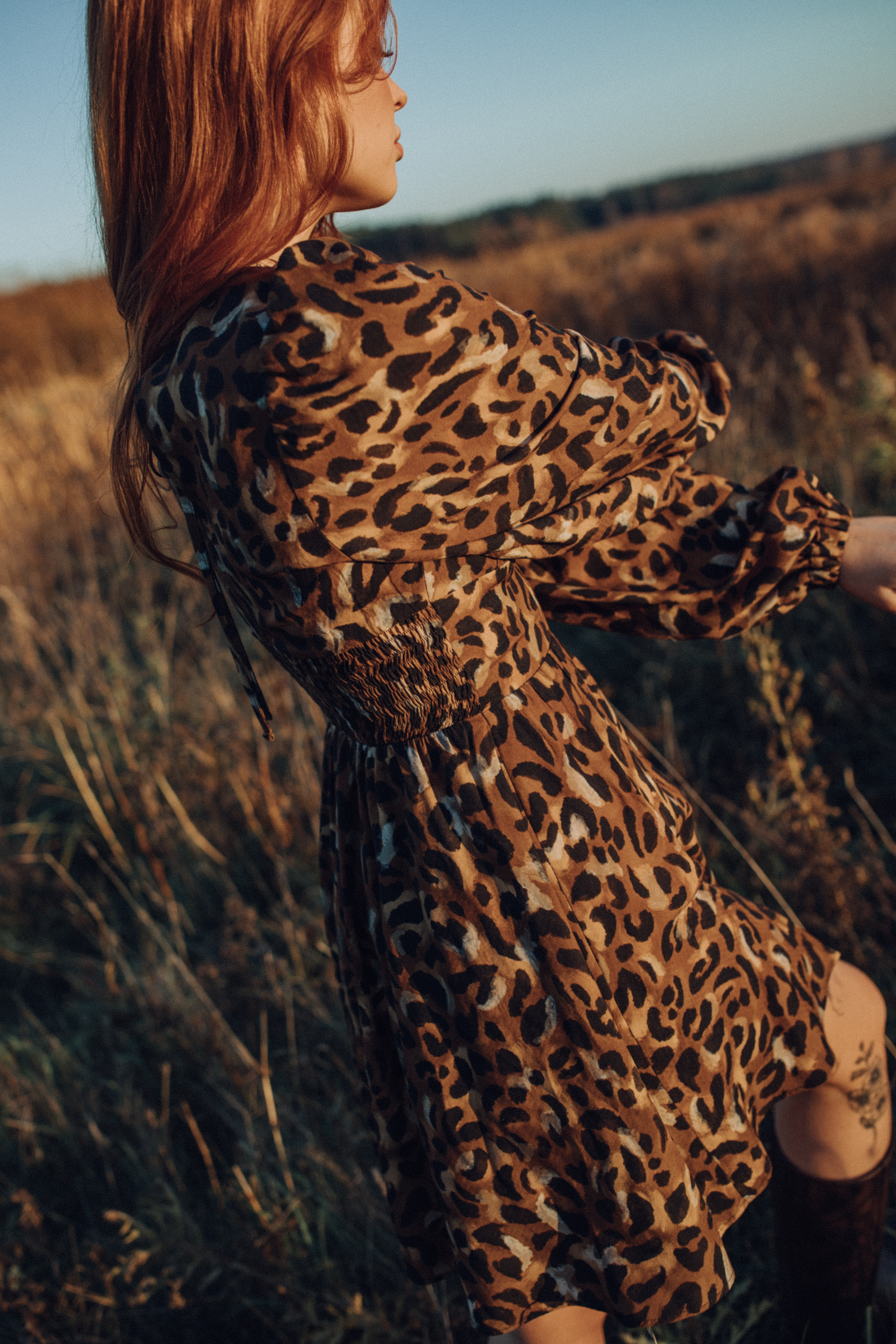 Mini sukienka z długim rękawem w zwierzęcy wzór Tina