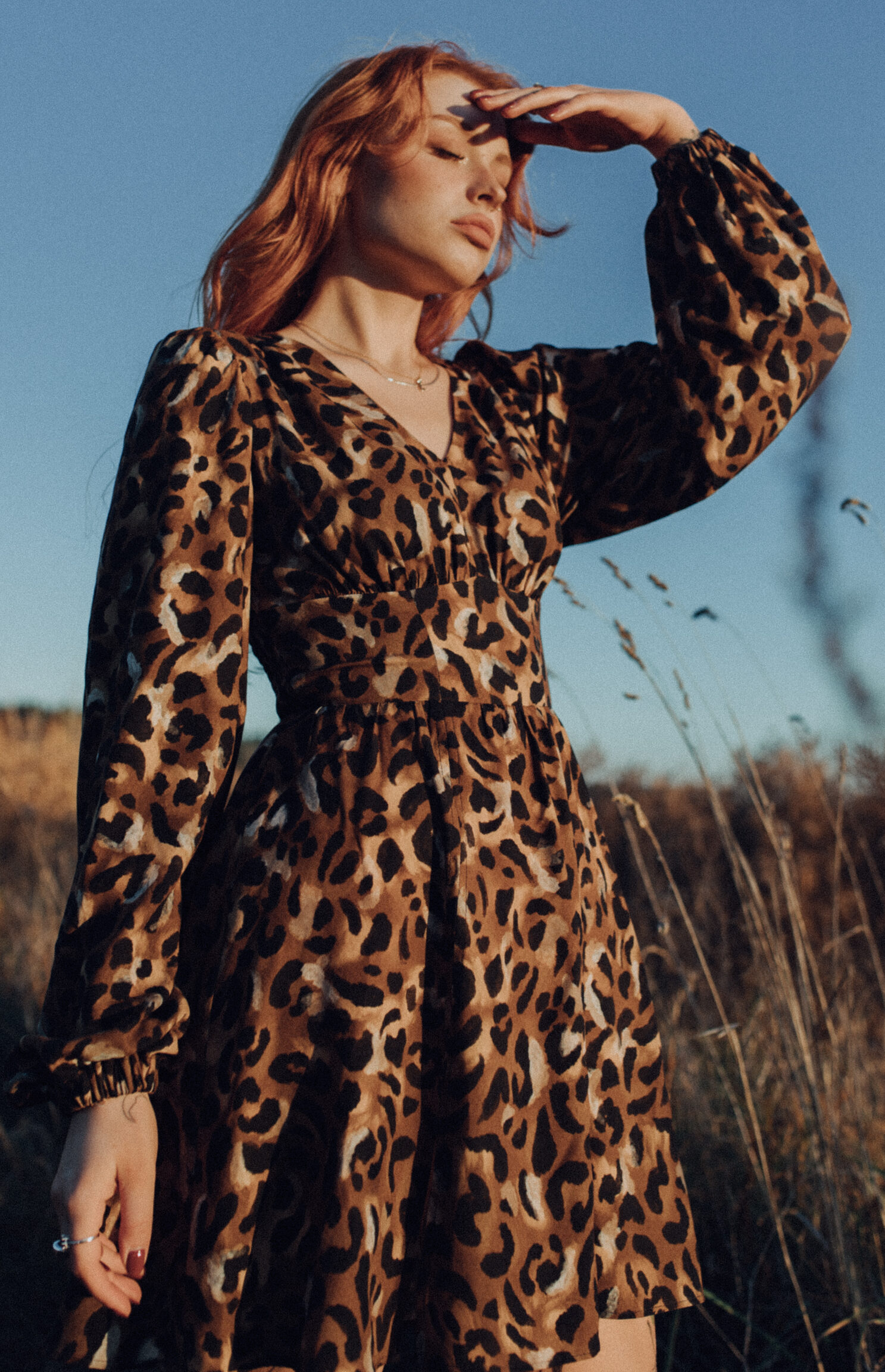 Mini sukienka z długim rękawem w zwierzęcy wzór Tina