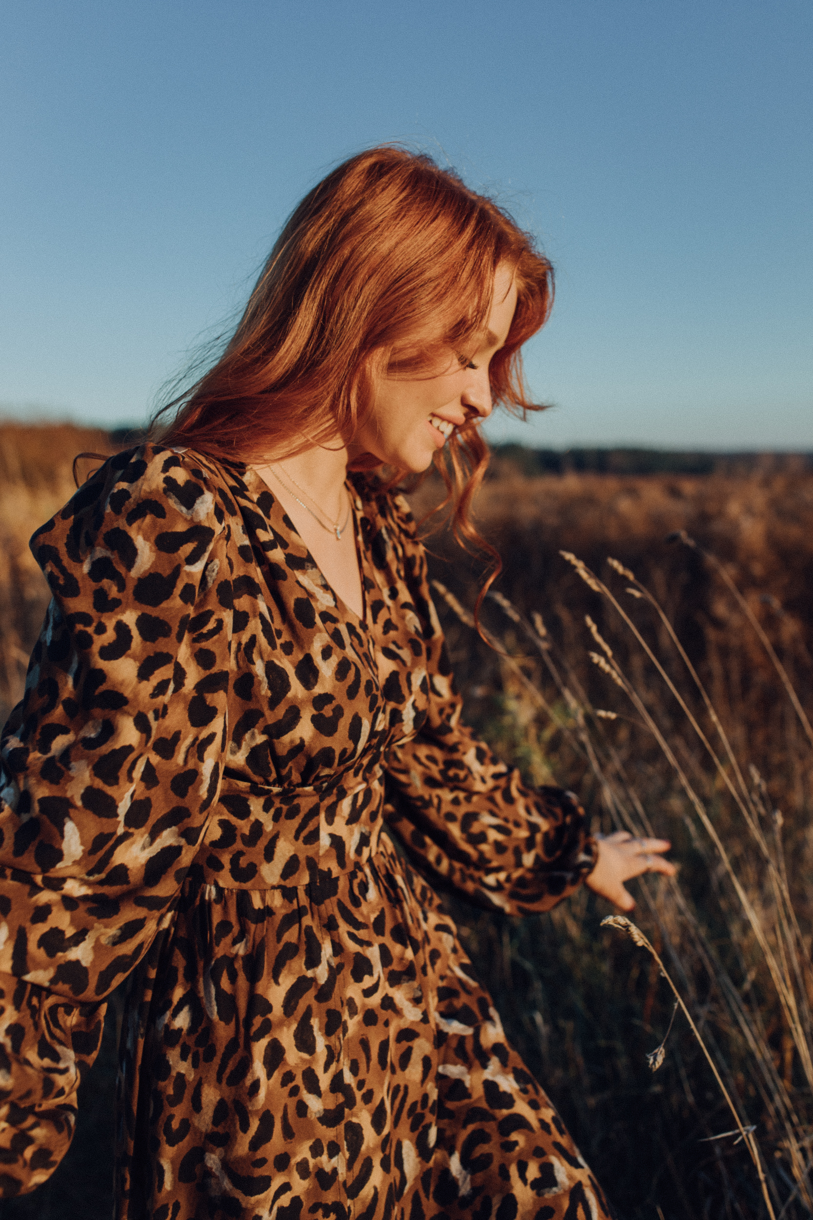 Mini sukienka z długim rękawem w zwierzęcy wzór Tina