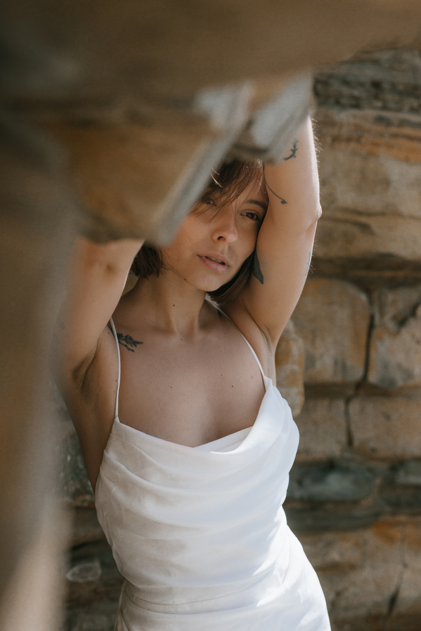 Mini biała sukienka Lilly z dekoltem woda