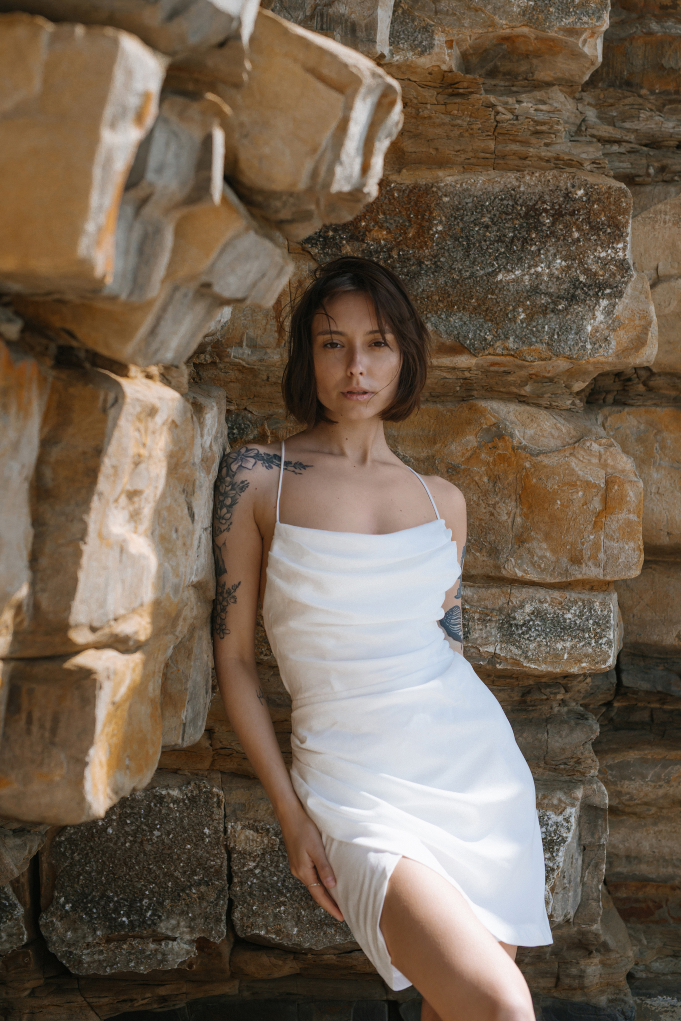 Mini biała sukienka Lilly z dekoltem woda