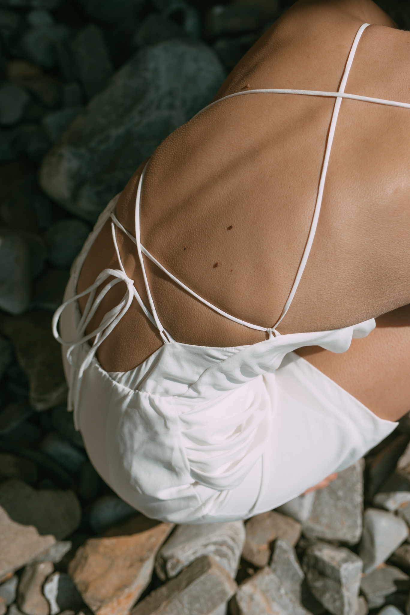 Mini biała sukienka Lilly z dekoltem woda