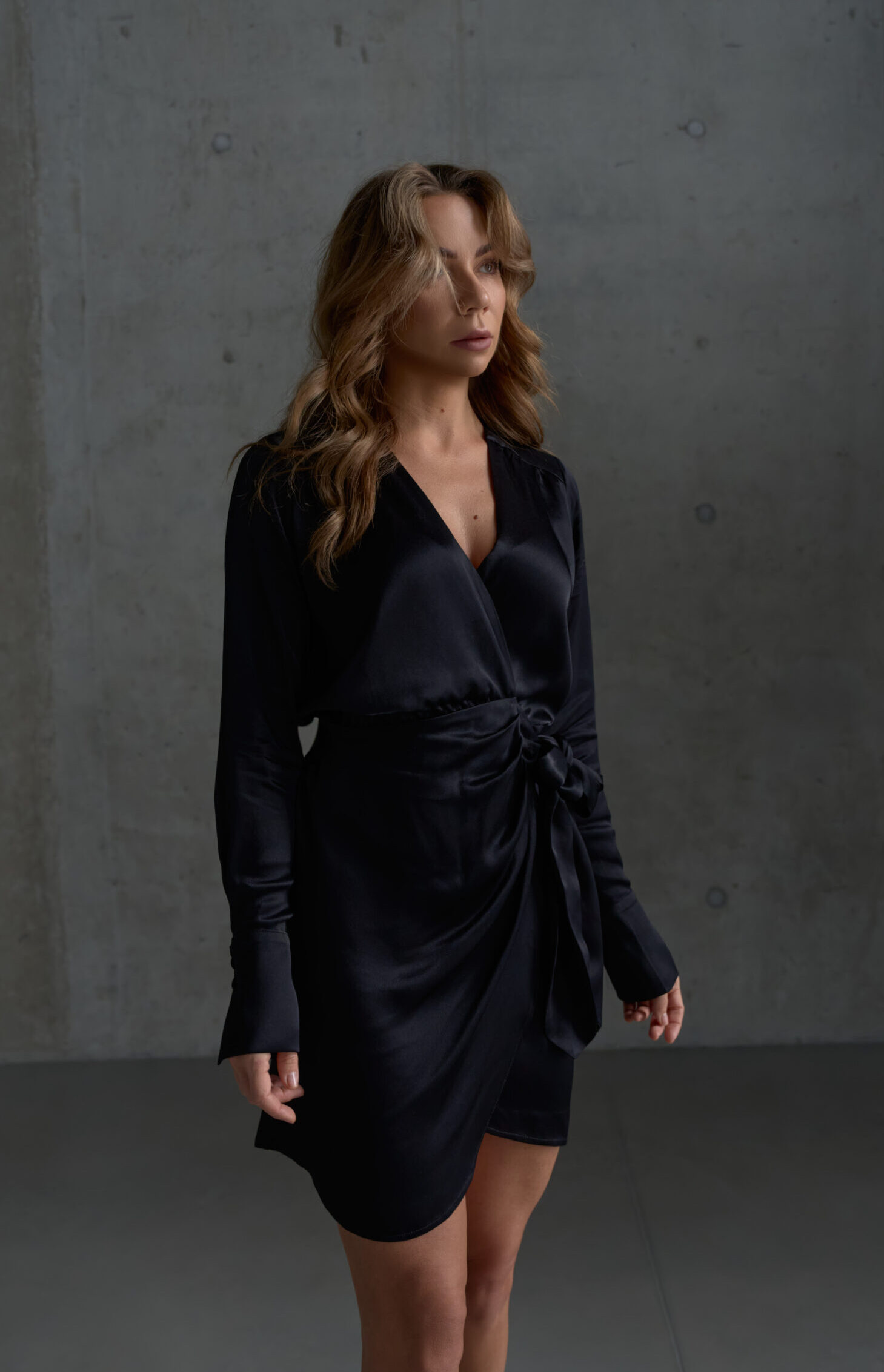 Kopertowa czarna sukienka mini Loren