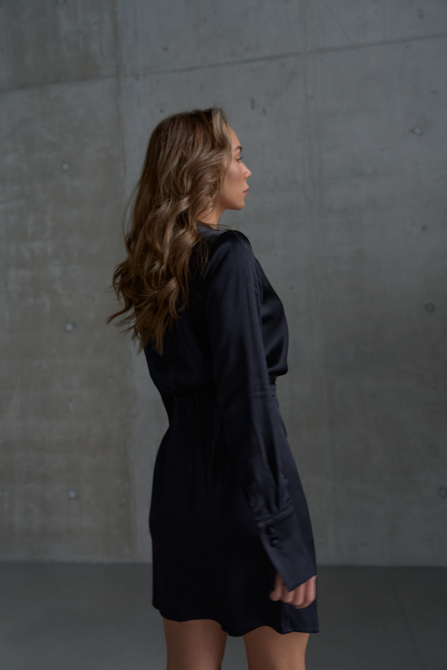 Kopertowa czarna sukienka mini Loren