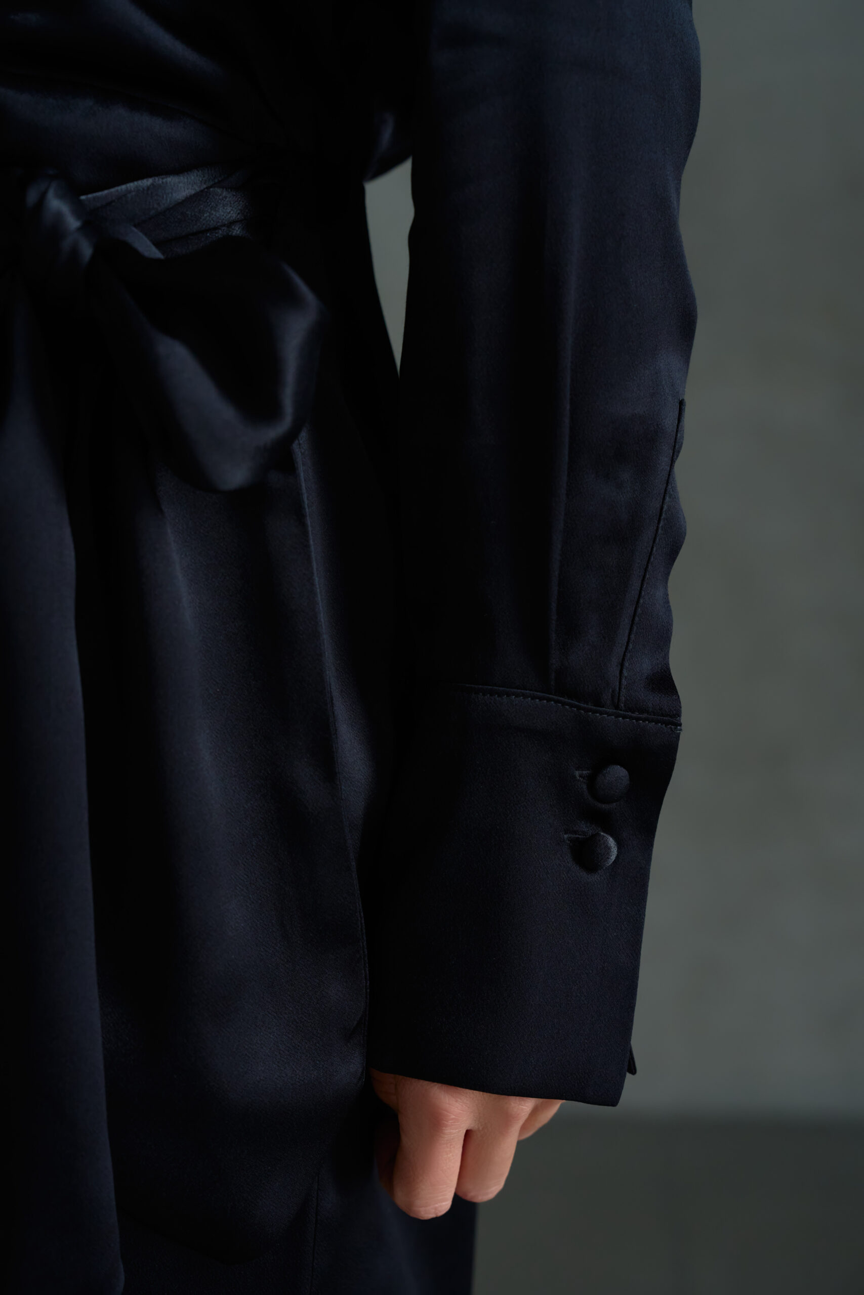 Kopertowa czarna sukienka mini Loren