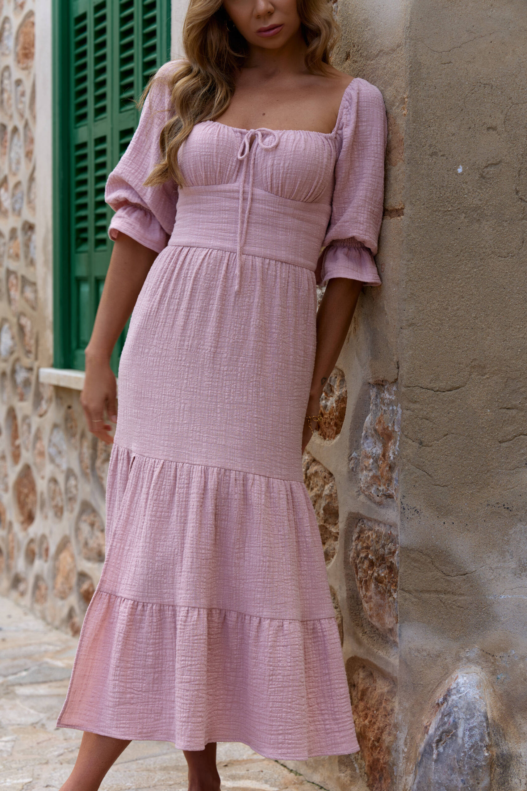 Różowa midi sukienka z rękawem Daisy Peony