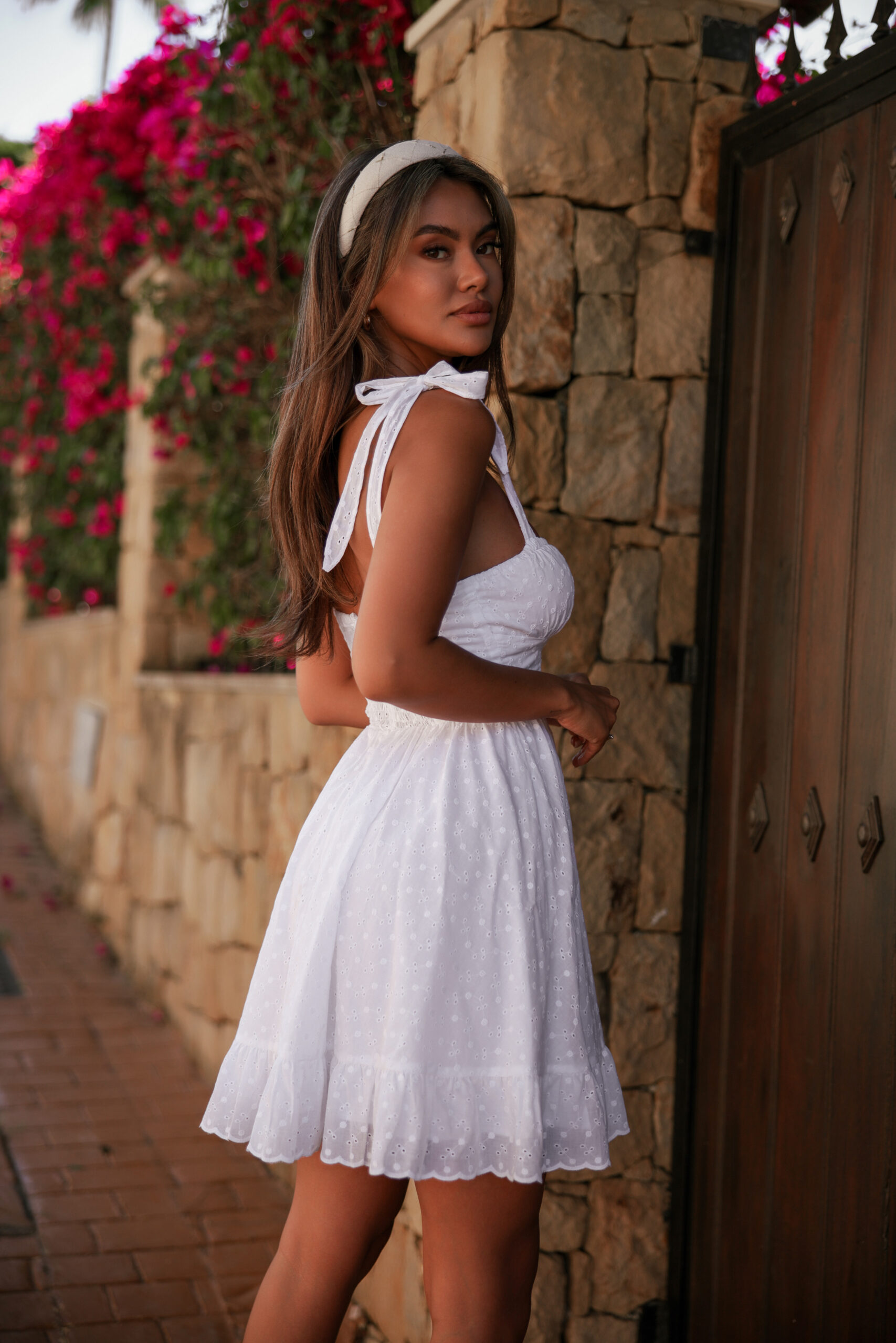 Biała mini haftowana sukienka Valeria