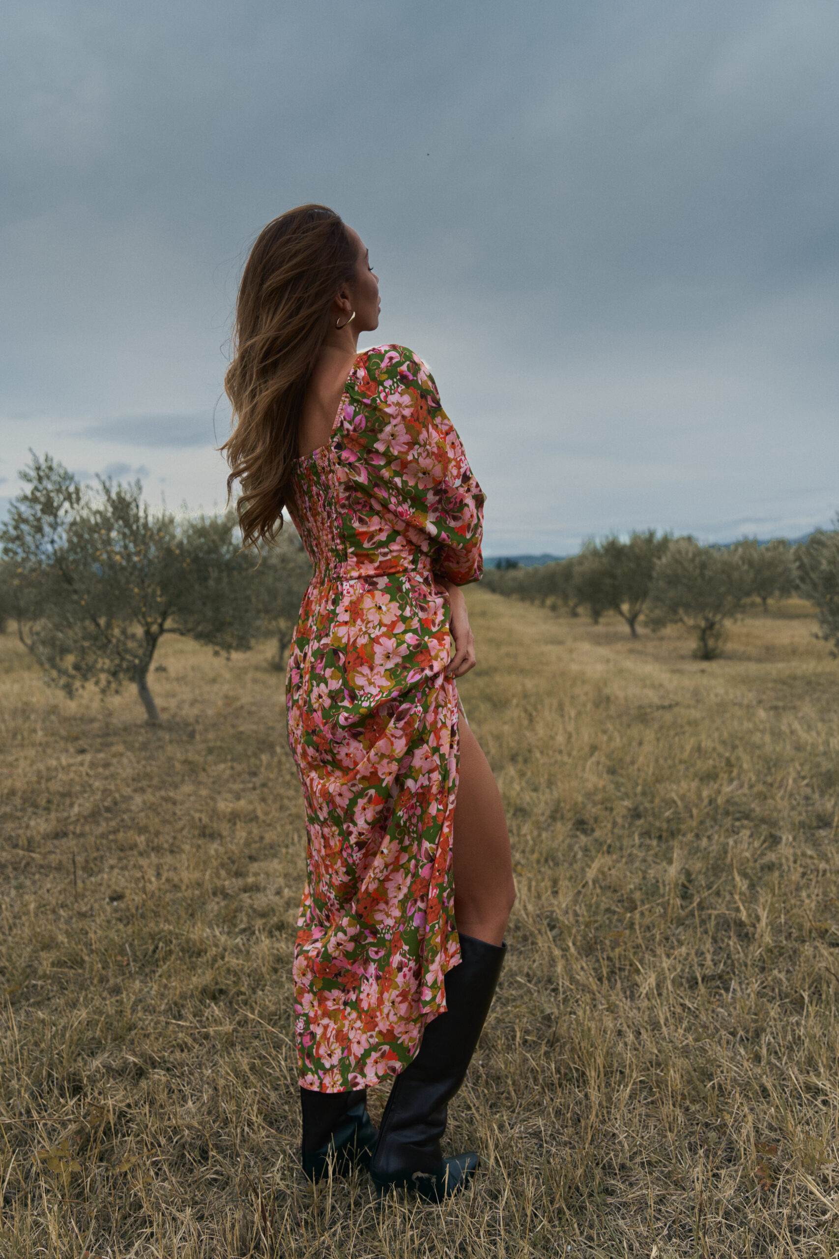 Midi sukienka w jesienne kwiaty Naomi Golden