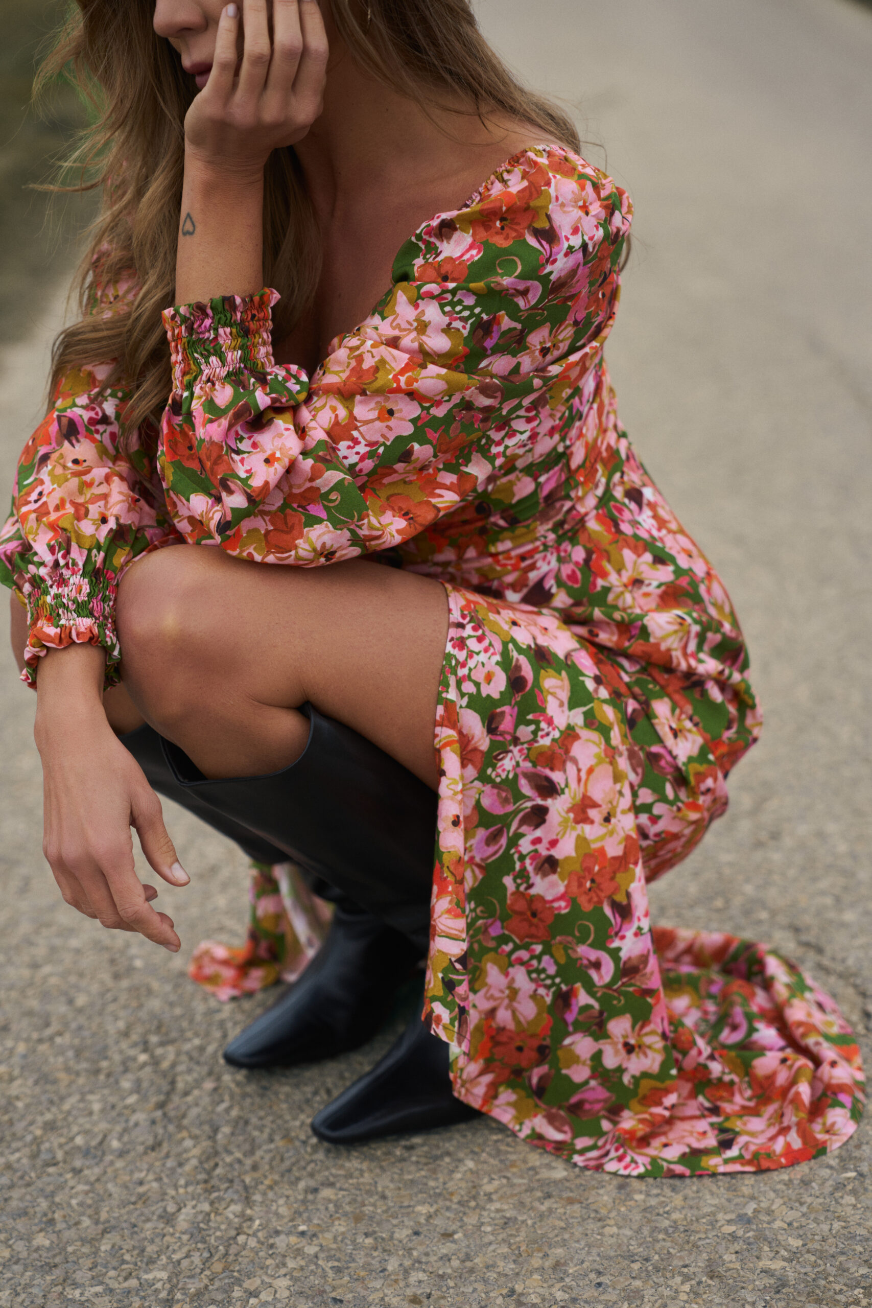 Midi sukienka w jesienne kwiaty Naomi Golden