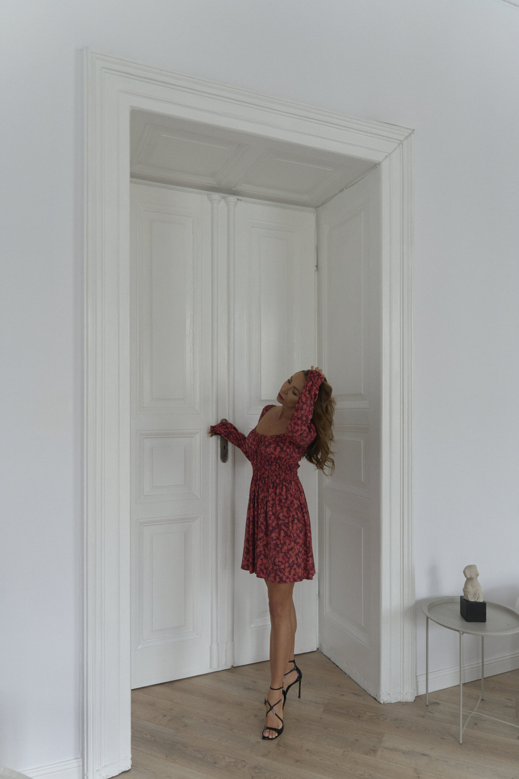 Bordowa sukienka mini w kwiatki Adore