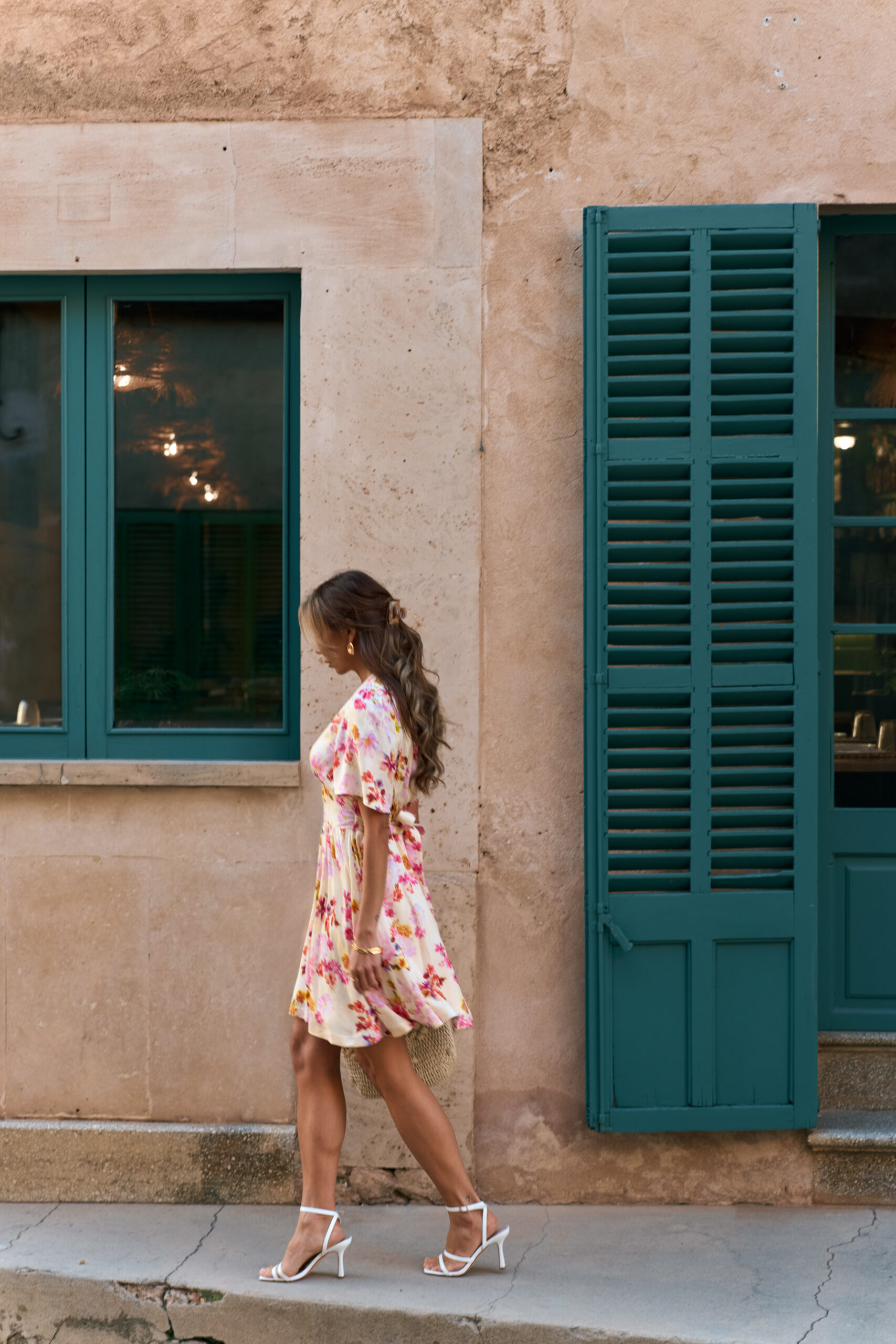 Mini pastelowa sukienka Fresia z zwiewnym rękawem