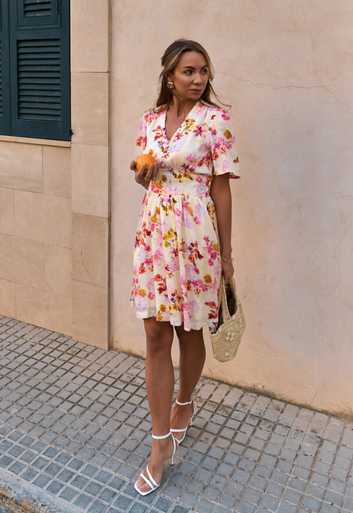 Mini pastelowa sukienka Fresia z zwiewnym rękawem